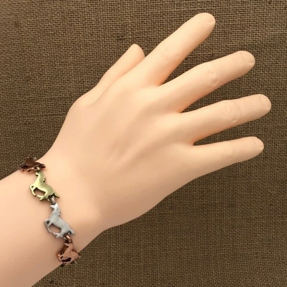 🌼 Tri-Tone Running Horses Clasp Bracelet - Picture 2 of 2